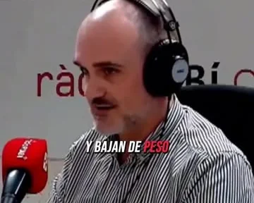 Josué Fuentes con auriculares en un estudio de radio